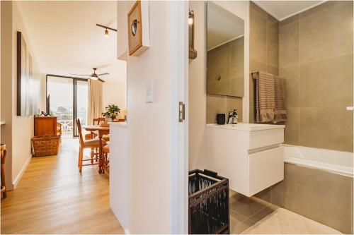 eine Küche mit weißen Schränken und ein Esszimmer in der Unterkunft 201 The Meadows Stunning Mountain Views in George