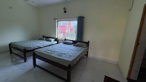 Ένα ή περισσότερα κρεβάτια σε δωμάτιο στο Vaishvi Homestay