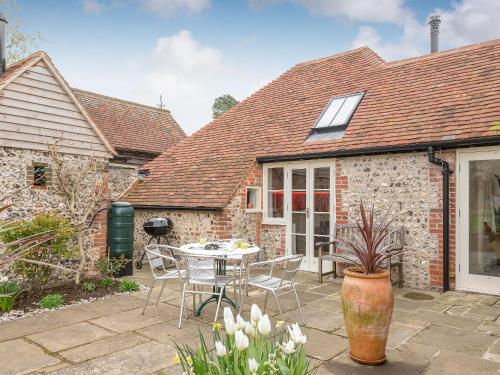 チャールトンにあるThe Old Surgeryの家の前にテーブルと椅子が置かれたパティオ