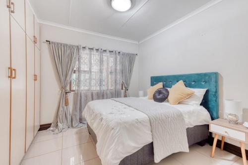 Ένα ή περισσότερα κρεβάτια σε δωμάτιο στο Winston Manor