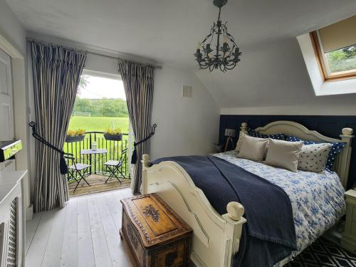 ウォーターフォードにあるFaithlegg Hotel Lodgeのベッドルーム1室(ベッド1台付)が備わります。