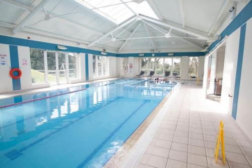 ウォーターフォードにあるFaithlegg Hotel Lodgeの大型屋内スイミングプール(大型プール付)