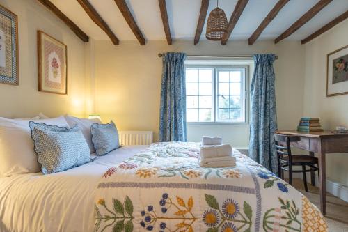 Voodi või voodid majutusasutuse Beautiful 2 Bedroom Cottage in the Cotswolds toas