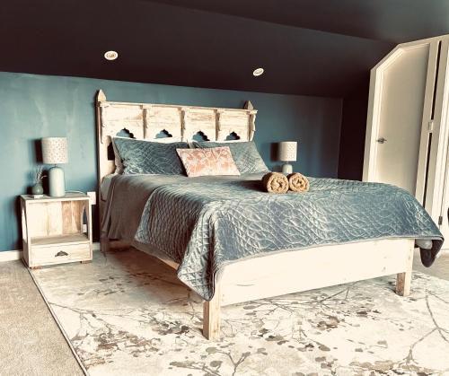 Postel nebo postele na pokoji v ubytování Secluded Villa with Lush Gardens, Spa and Fireplace