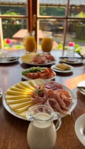 Makanan di atau berdekatan rumah tamu ini