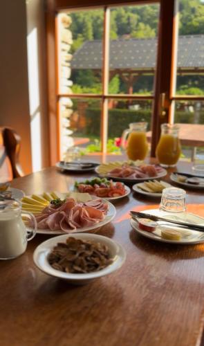 Makanan di atau berdekatan rumah tamu ini