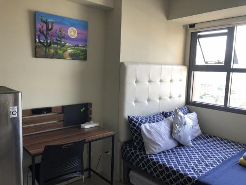 Un pat sau paturi într-o cameră la A Ritzy Condo - a non-smoking condo