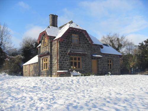 겨울의 Ballealy Cottage