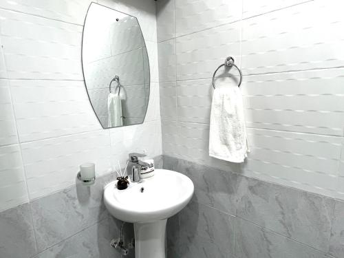 Koupelna v ubytování Naka Executive Suite With Balcony, Amazing View of Lake, GYM