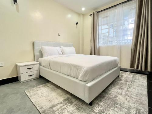 Postel nebo postele na pokoji v ubytování Naka Executive Suite With Balcony, Amazing View of Lake, GYM