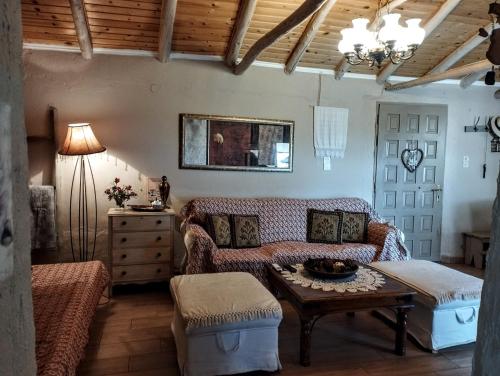 un salon avec un canapé et une table dans l'établissement Sofias cottage, à Ellinikó