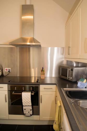 Η κουζίνα ή μικρή κουζίνα στο The Cobbles Inn Apartment
