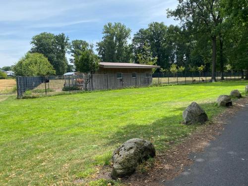 un campo con rocas delante de un edificio en Haus Erlenweg, en Neuenkirchen-Vörden