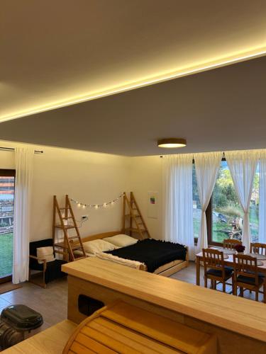 een slaapkamer met twee stapelbedden en een tafel bij Dům mezi loukami in Sněžné