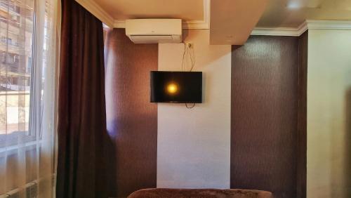 Un televizor și/sau centru de divertisment la Apple Hotel