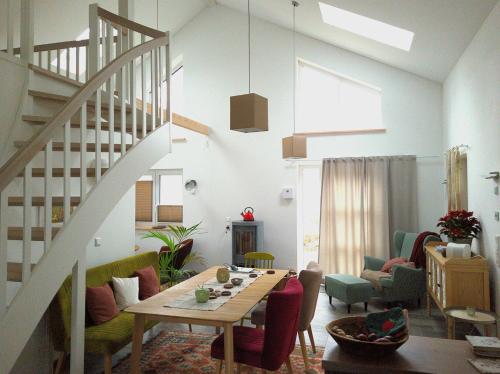 ein Wohnzimmer mit Tisch und Treppe in der Unterkunft Haus Theda in Fockbek