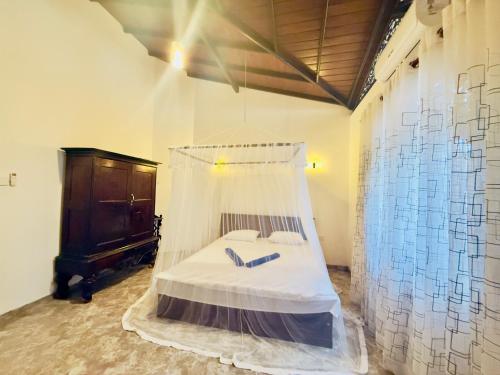 Ένα ή περισσότερα κρεβάτια σε δωμάτιο στο White Swan Villa Unawatuna