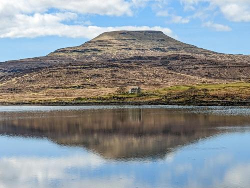 ダンヴェガンにあるThe Beach Houseの山