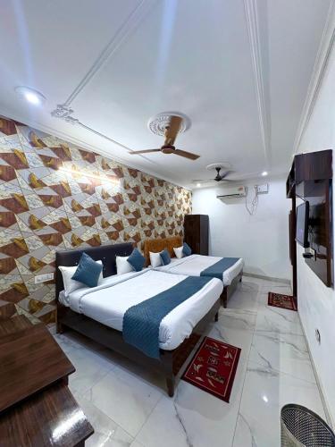 un dormitorio con una cama grande en una habitación en Hotel the Chandigarh, en Chandīgarh