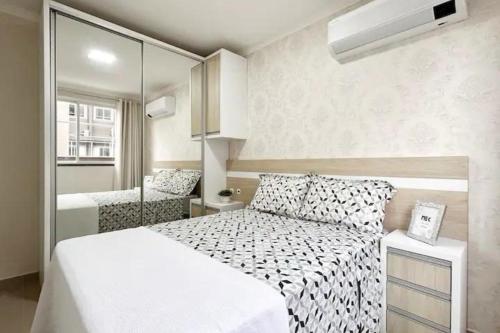 Una cama o camas en una habitación de Apartamento 104 B com Piscina em Bombinhas