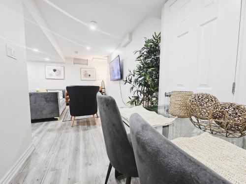 Μια τηλεόραση ή/και κέντρο ψυχαγωγίας στο Friendly Neighborhood Garden Ave- 1 Mins to Hwy403