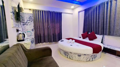 a room with a bed and a couch in it at Smooth Checkin By Edition Blue - Mumbai in Mumbai