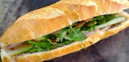 ein Sandwich mit Salat und Gemüse auf einem Brötchen in der Unterkunft Mai Chau Hostel in Mai Châu