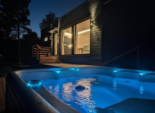 Bazén v ubytování Spa Cabin by Hossaville nebo v jeho okolí