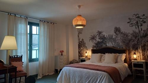 エイメにあるLa Belle Courのベッドルーム(ベッド1台、ペンダントライト付)