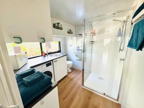 Phòng tắm tại Tiny House Glenrowan - Kingfisher Eco Retreat
