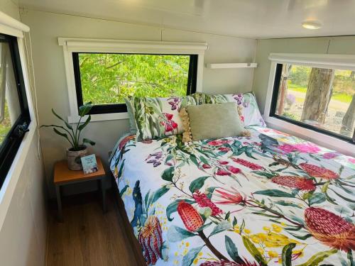 Giường trong phòng chung tại Tiny House Glenrowan - Kingfisher Eco Retreat