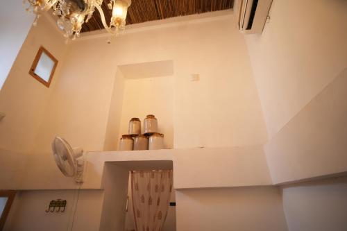 baño con encimera blanca y lavamanos en Paddy's Loft The Lake view hostel, en Udaipur