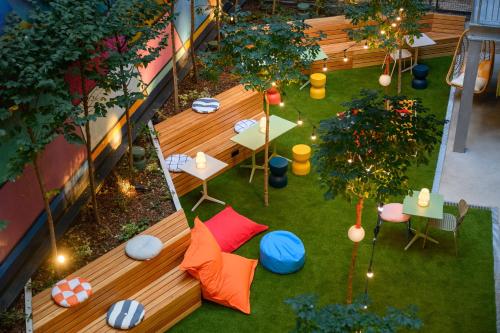 ブダペストにあるJO&JOE Budapestのテーブルと椅子付きの庭園の景色を望めます。