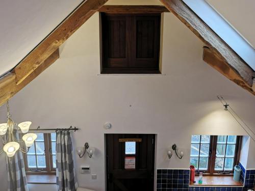 una cocina con techo de vigas de madera en Blue Charm - 29585, en Damerham