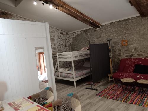 a bedroom with a bunk bed in a room at Chambre privée chez l'habitant, Les Maisons de Gaia in Tuchan