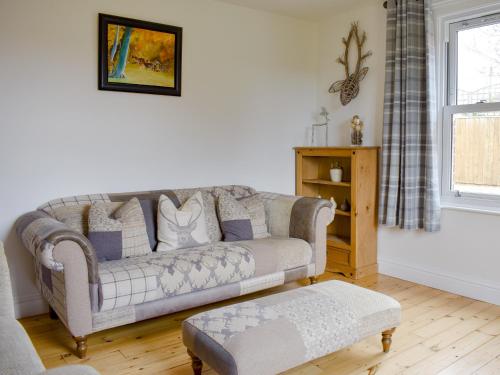 NewchurchにあるDevoniaのソファとテーブルのあるリビングルーム