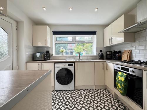 a kitchen with a washer and dryer in it at Family & Pet-Friendly 5pp, Parking, 20 min to City in Manchester