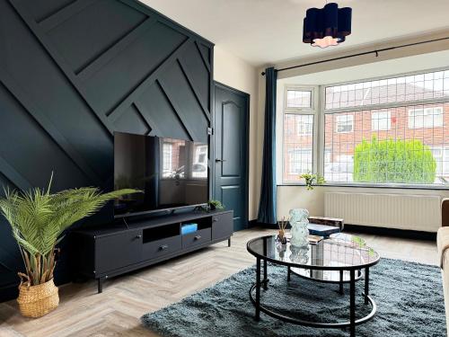 a living room with a tv and a coffee table at Family & Pet-Friendly 5pp, Parking, 20 min to City in Manchester