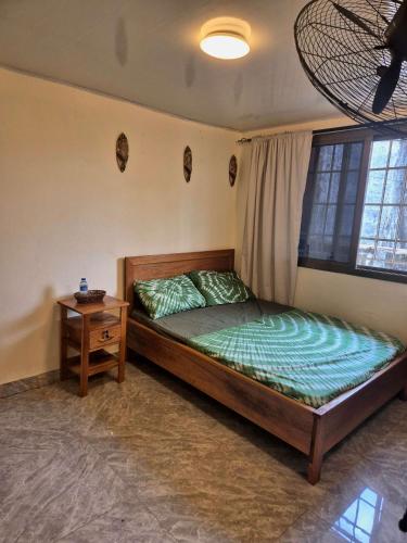 Ένα ή περισσότερα κρεβάτια σε δωμάτιο στο Palm and Pillow