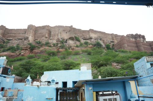 un edificio frente a una colina con un castillo en MH Guest House, en Jodhpur