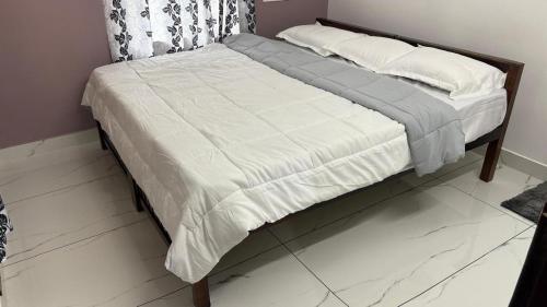 Ένα ή περισσότερα κρεβάτια σε δωμάτιο στο Ravishomestay