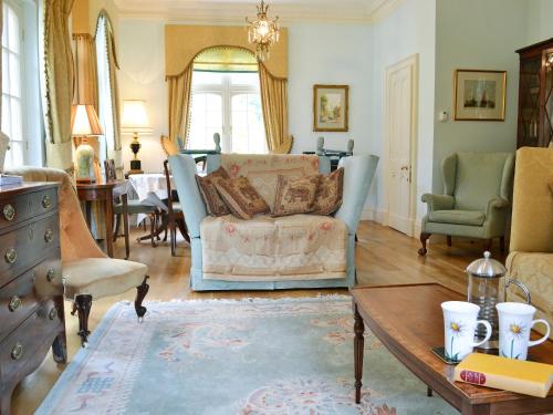 ein Wohnzimmer mit Sofa und Tisch in der Unterkunft Cutcliffe Chambers - Hppr in Bideford