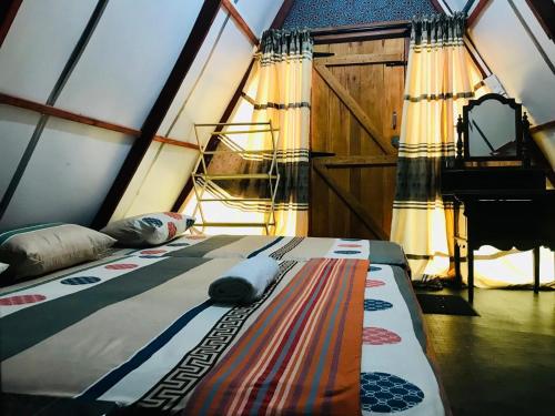 Postel nebo postele na pokoji v ubytování Canberra Resort & Beach Restaurant