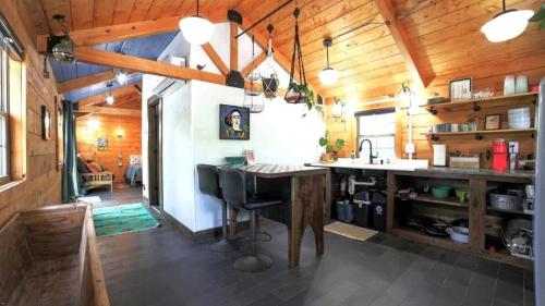 Nhà bếp/bếp nhỏ tại Relaxing Getaways to Chattanooga, Tennessee, in this Colorful Pet-Friendly Cabin