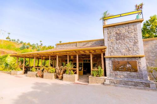 IKORO RESORT Musanze في روهينجيري: مبنى كبير ذو مبنى حجري