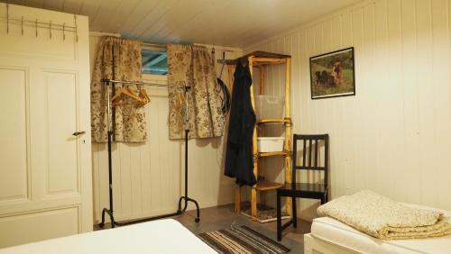 Ένα ή περισσότερα κρεβάτια σε δωμάτιο στο Riverside Bliss - Cozy 1-Bedroom Apartment with Parking & WiFi near Tvedestrand