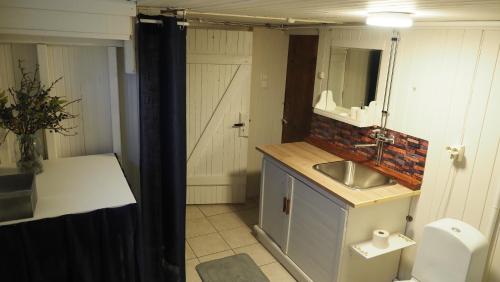 Ένα μπάνιο στο Riverside Bliss - Cozy 1-Bedroom Apartment with Parking & WiFi near Tvedestrand