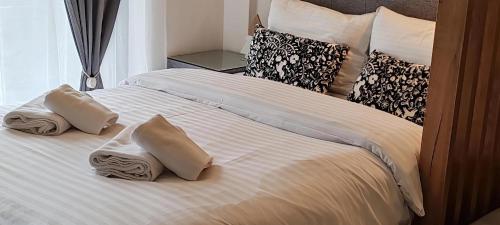 a bed with two pillows on top of it at Apartman Aska - Residence Hill in Kopaonik