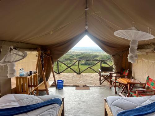 Postel nebo postele na pokoji v ubytování Sunset Camp -Masai Mara National Reserse