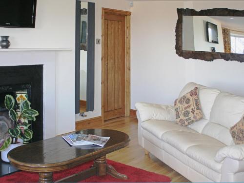 BurlescombeにあるWerescote Viewのリビングルーム(白いソファ、コーヒーテーブル付)